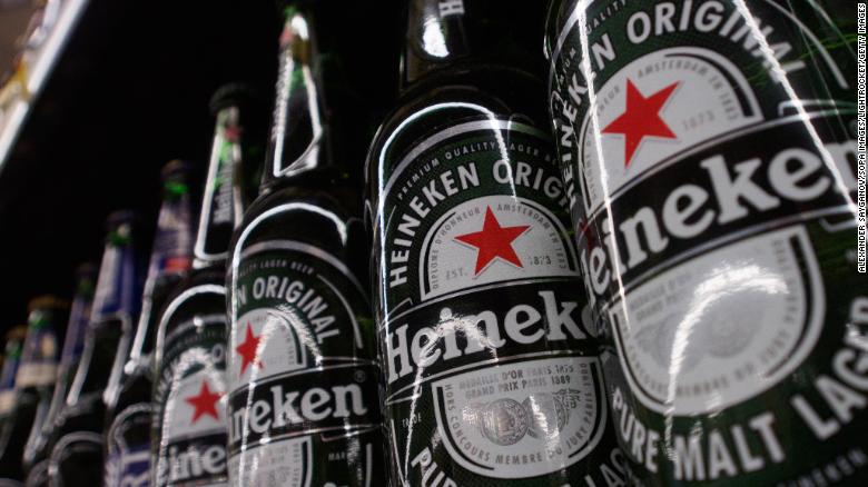Heineken và Carlsberg rút khỏi thị trường Nga